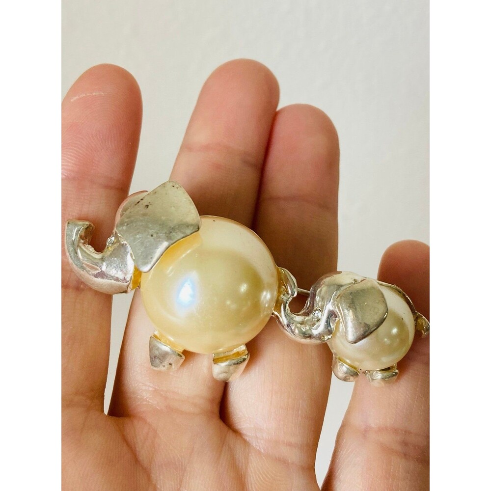 Vintage silver tone double elephant faux pearl brooch